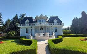 Castle Garden ***